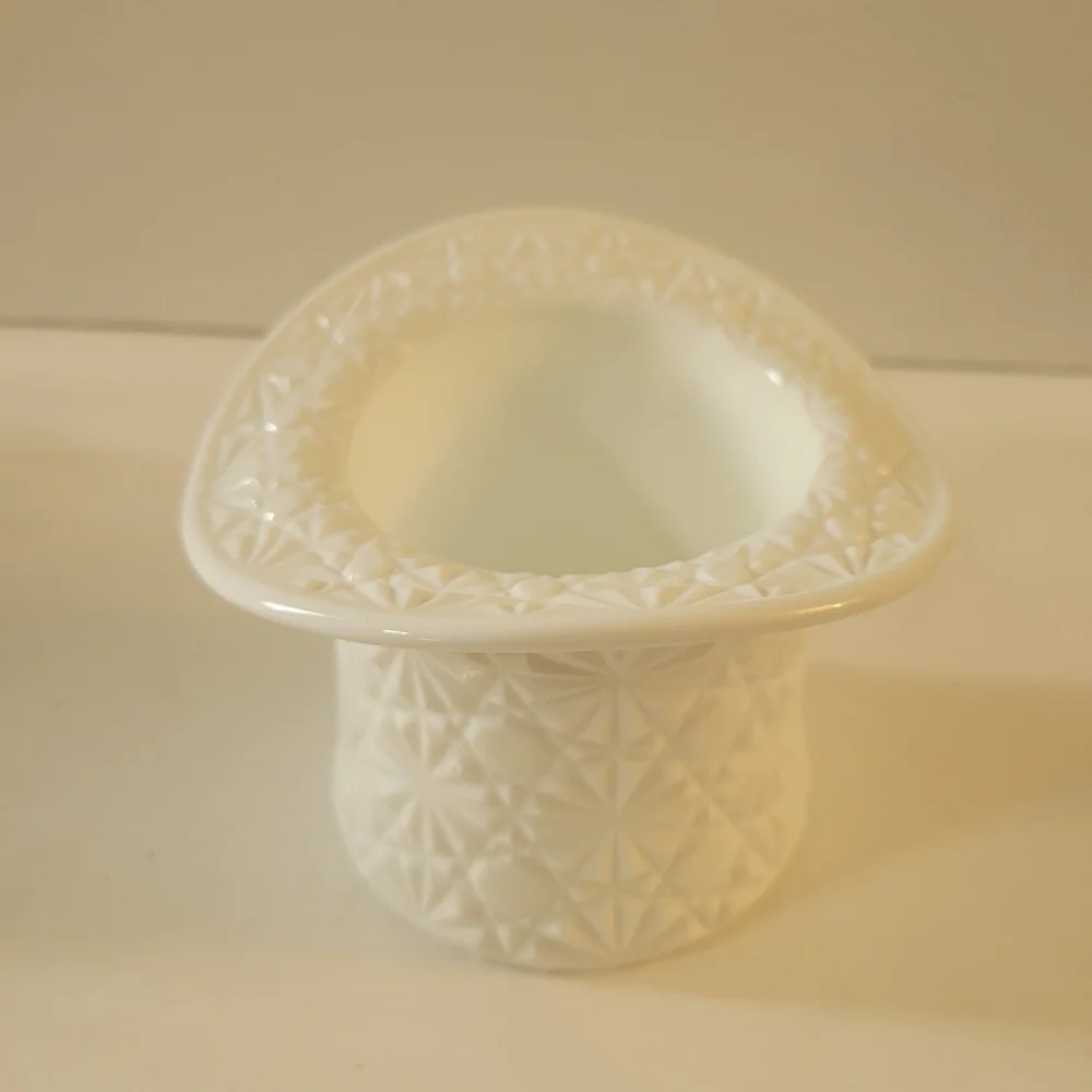 Fenton Daisy & Button Top Hat